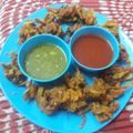 Geeta Khurana का कुकस्नैप जब उन्होंने आलू प्याज के पकोड़े (Aloo Pyaaz ke Pakode recipe in hindi) बनाया था।