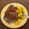 Cooksnap από Sitronella στη συνταγή Μοσχαρίσιες μπριζόλες της ώρας με ντοματίνια φρέσκια ρίγανη και κρασί στο τηγάνι