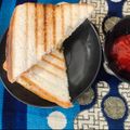 Meena Khanna का कुकस्नैप जब उन्होंने आलू प्याज सैंडविच (aloo pyaz sandwich recipe in Hindi) बनाया था।