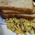 Hadia Hassan 😍's cooksnap of when they made Omelette,Bread 🍞🥚🥚🍞.