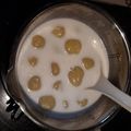 Cooksnap Nina zainal semasa beliau membuat Kuih Badak Berendam.