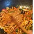 Kajal का कुकस्नैप जब उन्होंने वेजिटेबल चाऊमिन (Vegetable chowmein recipe in hindi) बनाया था।