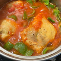El cooksnap de @tesa.cuina cuando hizo Contramuslos de pollo con tomate en estuche Lékué al microondas.