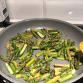 El cooksnap de Vilma Moreno cuando hizo Espárragos tiernos fritos con mantequilla de ajo.ॐ.