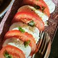 Cooksnap de Bertilia Pinheiro quando cozinhou Salada de tomate e mozarella com vinagre balsâmico e sementes de sésamo.
