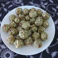 Geeta Panchbhai का कुकस्नैप जब उन्होंने आटे गुड़ के लड्डू (Aate gud ke laddu recipe in hindi) बनाया था।