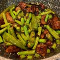 Cooksnap MocQue semasa beliau membuat Daging Kicap Black Pepper Campur Kacang Panjang.