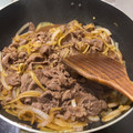 𝓐𝓵𝓵𝔂 𝓛𝓲𝓾 的 清爽版牛小排丼（牛肉片炒洋蔥） cooksnap