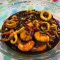 Cooksnap Adam Kamal semasa beliau membuat Udang dan sotong masak kam heong.