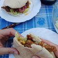 El cooksnap de Amparo&Ari cuando hizo Pan de pita con jamón de cerdo en salsa Valentina con cebolla encurtida.