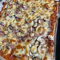 El cooksnap de Viola G. Petrova cuando hizo Pizza de masa casera de jamón york y champiñones.