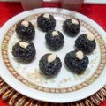 Vandana Johri का कुकस्नैप जब उन्होंने काले तिल अदरक और गुड़ के लड्डू(kale til adrak aur gud ke laddu recipe in hindi) बनाया था।