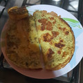 El cooksnap de Julio Moyano cuando hizo Omelette de huevo, pesto rúcula con queso y tomate.
