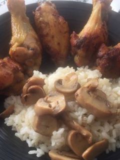 Una foto de Alitas de pollo adobadas con arroz y champiñones