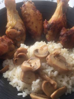Una foto de Alitas de pollo adobadas con arroz y champiñones