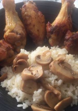 Foto principal de Alitas de pollo adobadas con arroz y champiñones