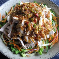 A picture of Chicken Salad With Spicy Sauce.