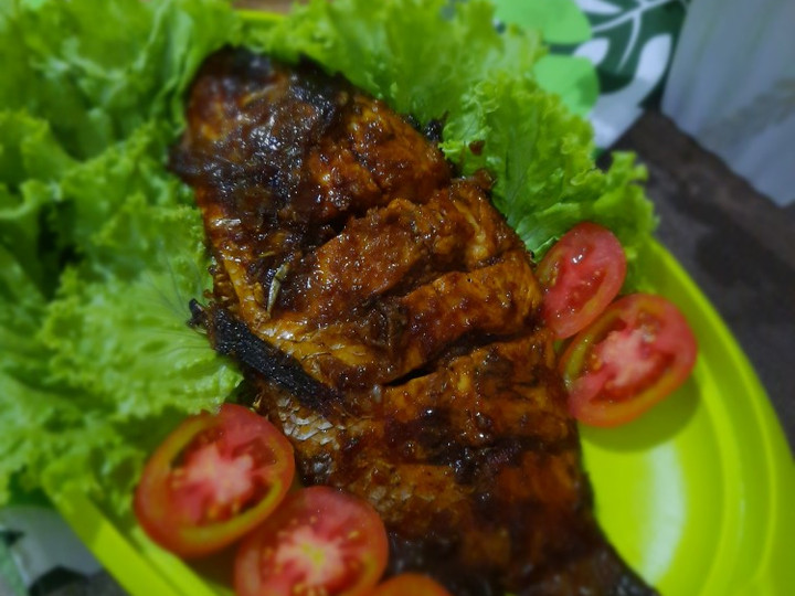 Bagaimana Membuat Ikan Bakar (Gurame Bakar Kecap) (Tanpa goreng dulu), Enak