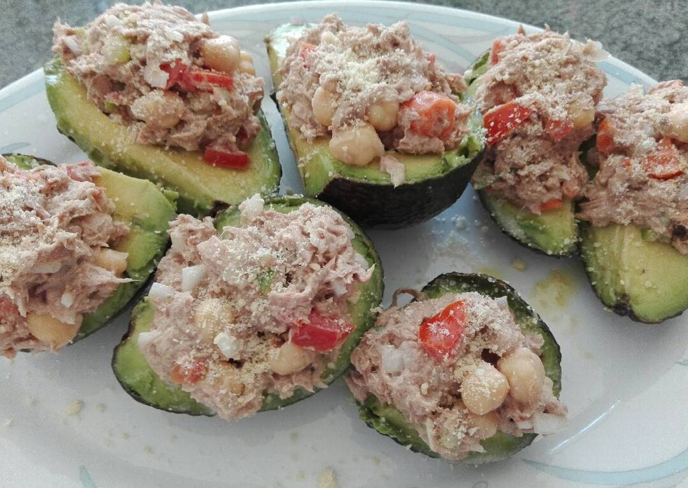 Aguacates rellenos de atún de lata😋