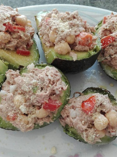Una foto de Aguacates rellenos de atún de lata😋