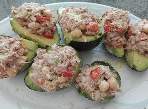 Una foto de Aguacates rellenos de atún de lata😋
