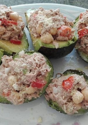 Una foto de Aguacates rellenos de atún de lata😋