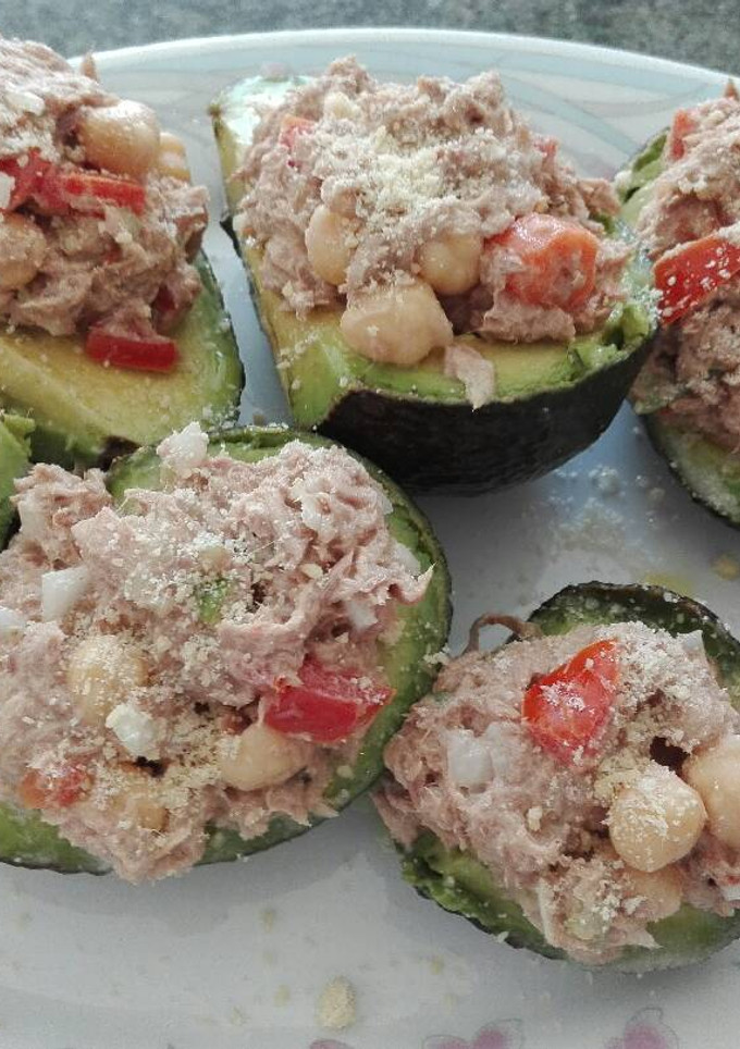 Una foto de Aguacates rellenos de atún de lata😋