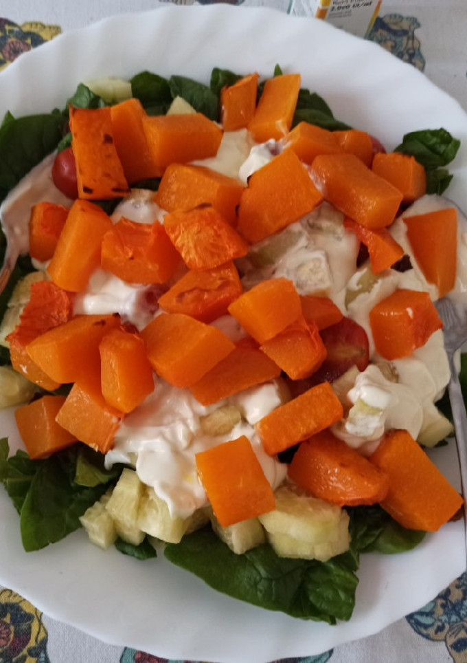 Una foto de Ensalada de calabaza y espinacas