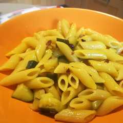 Foto di Mezze Penne Zucchine Fiori di Zucca e Zafferano