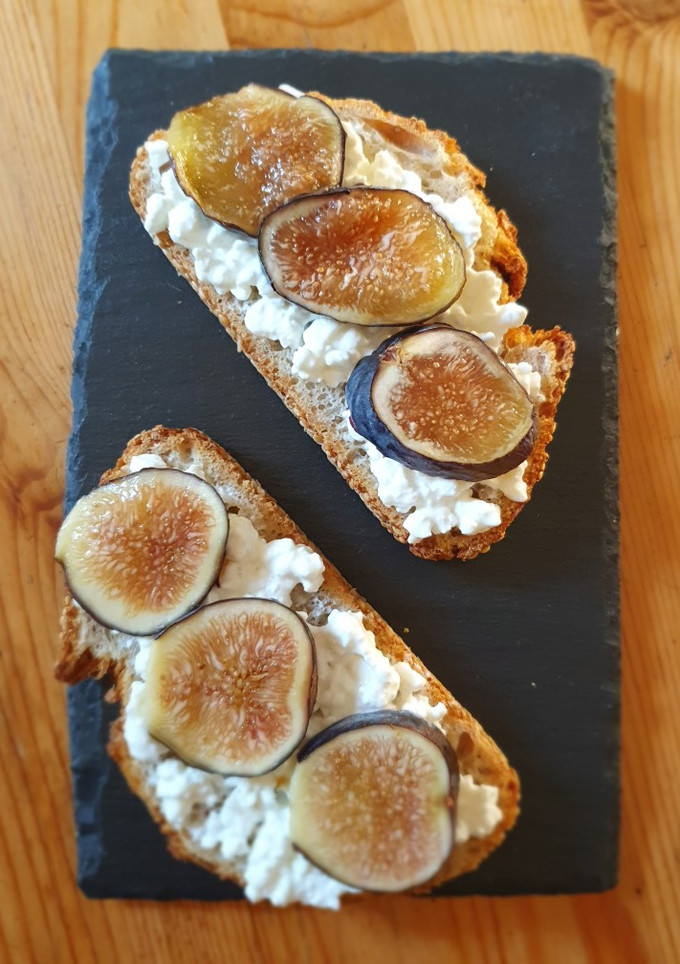 Una foto de Tostada con queso y higos