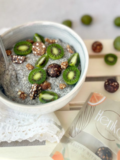 Una foto de Pudding de chía con healthy bites y kiwis mini