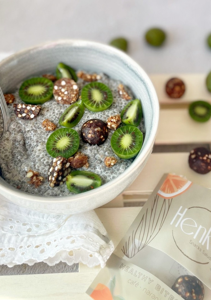 Una foto de Pudding de chía con healthy bites y kiwis mini