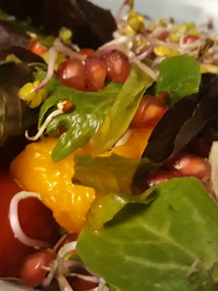 Una foto de Ensalada de mango y granada con escamas de sal