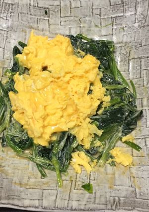 A picture of Soft Cooked Egg on the Spinach.