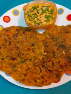 લીલું લસણ અને મેથી ની ભાજી ના થેપલા (Lilu Lasan Methi Bhaji Thepla Recipe In Gujarati) રેસીપી મુખ્ય ફોટો
