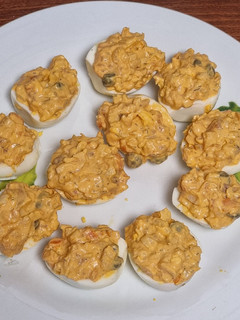 Una foto de Huevos rellenos de salmón