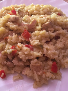 Una foto de Arroz con pollo y verduras