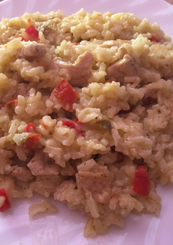 Una foto de Arroz con pollo y verduras
