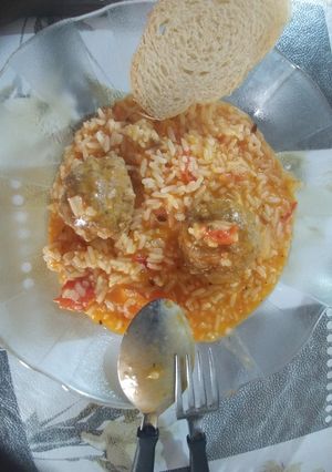 Una foto de Estofado de albóndigas con arroz