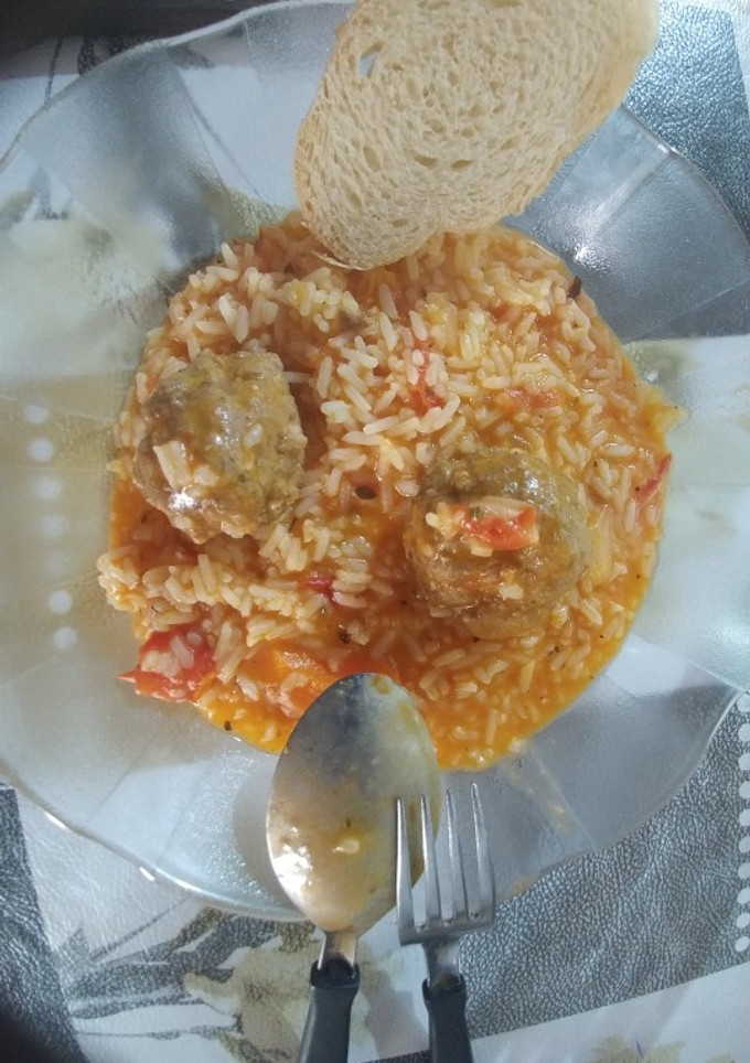 Una foto de Estofado de albóndigas con arroz