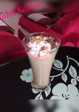 A picture of Oreo milk shake.