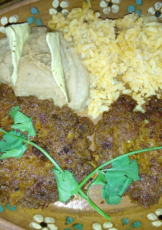 Una foto de Tortitas de chicharrón en Chile pasilla a la Mario, s