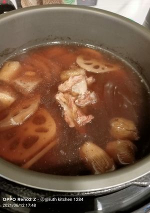 A picture of Chinese Soup: Kudzu Root (Fenkok), Pork Ribs with Lotus Roots.