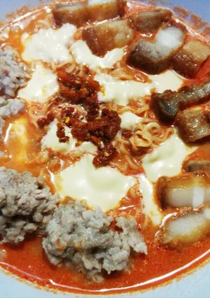 รูปของ มาม่าต้มยำกุ้งทรงเครื่องรวมมิตรหมู