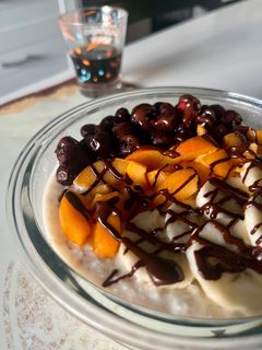 Foto di Overnight porridge con frutta fresca 🍑🍌🫐