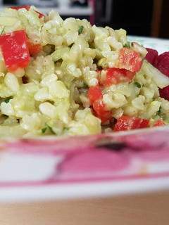 Una foto de Ensalada de aguacate y arroz integral