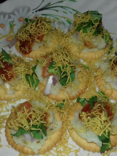 A picture of Monaco biscuit chaat.