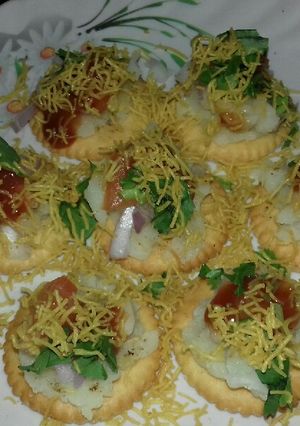 A picture of Monaco biscuit chaat.