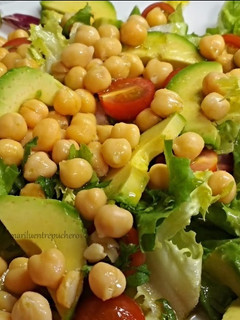 Una foto de Ensalada con aguacate y garbanzos