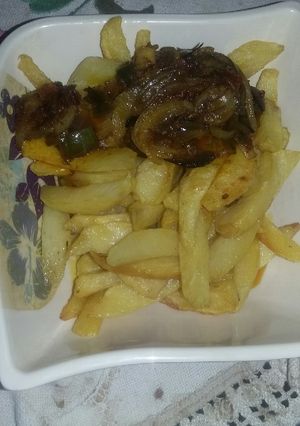A picture of Soyayyen dankalin turawa (chips) & onion sauce.
